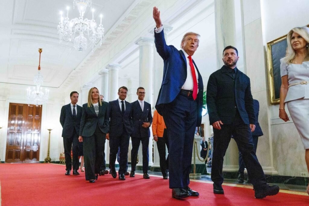 Donald Trump îi prezintă Casa Albă lui Volodimir Zelenski, în timp ce în spatele celor doi merg Ursula von der Leyen, Keir Starmer, Emmanuel Macron, Alexander Stubb, Giorgia Meloni, Friedrich Merz și Mark Rutte, august 2025