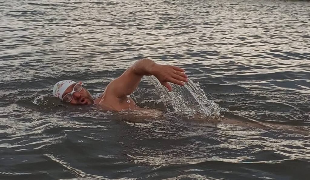 Imagine cu Avram Iancu în timp ce înoată