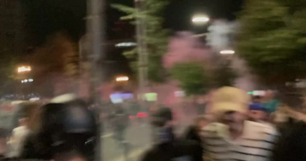 A patra noapte de proteste antiguvernamentale în Serbia. Confruntări între poliție și protestatari la Belgrad