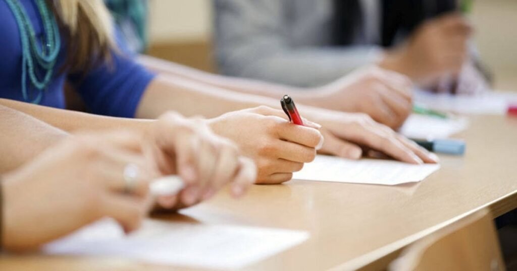 ANOSR: Peste 44.000 de studenți rămân fără burse. „Impactul asupra deficitului bugetar este de doar 0,2%”