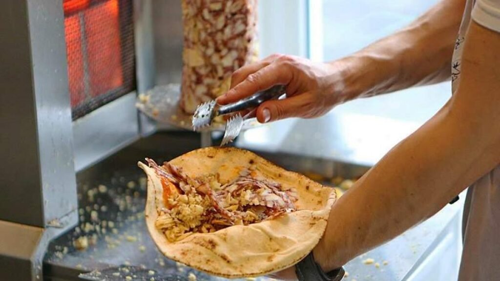 Alertă pe litoral! Shaorma vândută turiștilor conține bacterii periculoase pentru sănătate