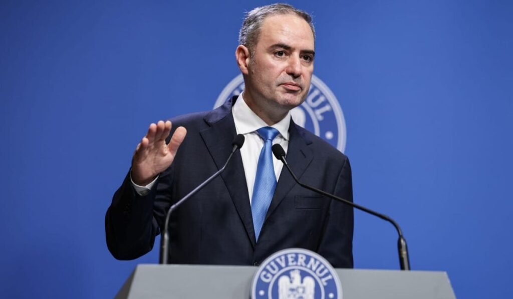 Alexandru Nazare îi acuză de minciună pe cei care spun că românii ar fi „jefuiți” prin aplicarea cotei majorate de TVA Alexandru Nazare îi acuză de minciună pe cei care spun că românii ar fi „jefuiți” prin aplicarea cotei majorate de TVA