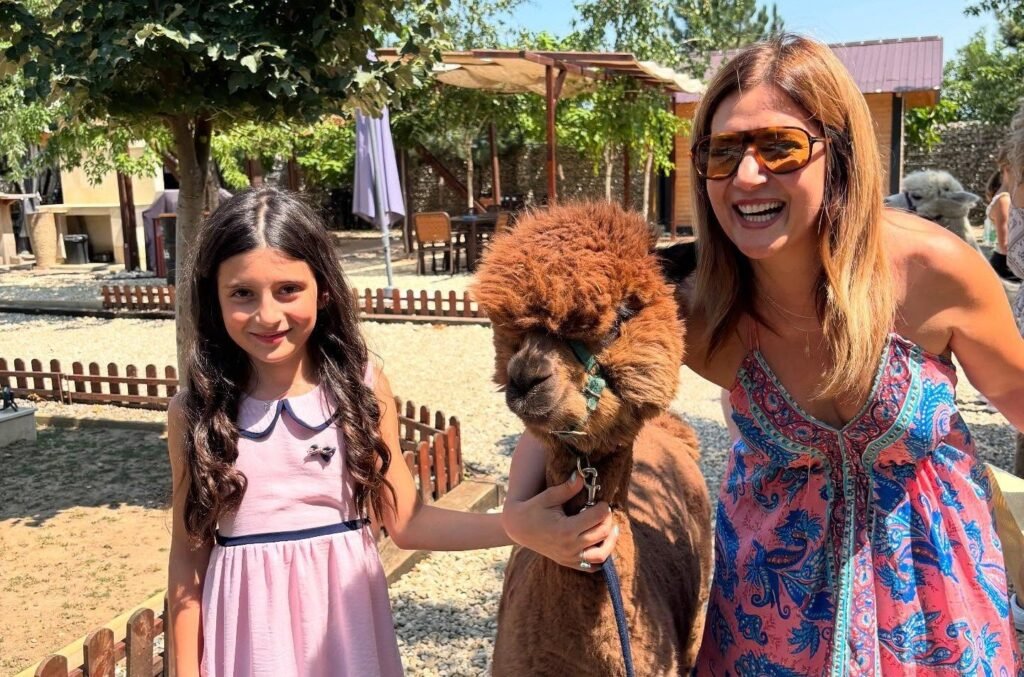 Alma, fiica Amaliei Enache, a împlinit 9 ani. Modul deosebit în care mama ei a ales să o sărbătorească. „Fericirea vine cu acest zâmbet”