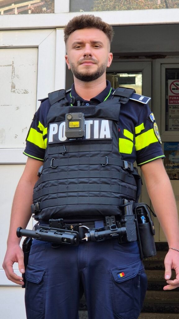 Andrei Jianu, polițistul care a intervenit în atacul rasist din Capitală asupra unui livrator străin, a fost premiat cu salariu de merit Andrei Jianu, polițistul care a intervenit în atacul rasist din Capitală asupra unui livrator străin, a fost premiat cu salariu de merit