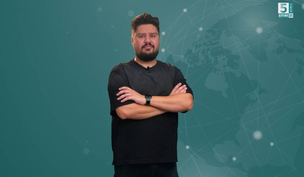 Claudiu Râpan îți prezintă cele 5 Știri din Tech by Libertatea, îmbrăcat întrun tricou negru, pe fundal verde