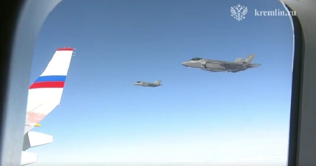 Avioane F-35 americane au escortat aeronava lui Putin la plecarea din Alaska, se laudă Kremlinul Avioane F-35 americane au escortat aeronava lui Putin la plecarea din Alaska, se laudă Kremlinul