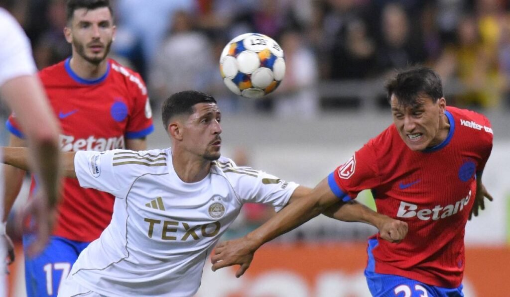 ]n imagine un juc[tor de la FCSB se chinuie s[ ajung[ cu capul mingea ]n jocul ]mpotriva Aberdeen