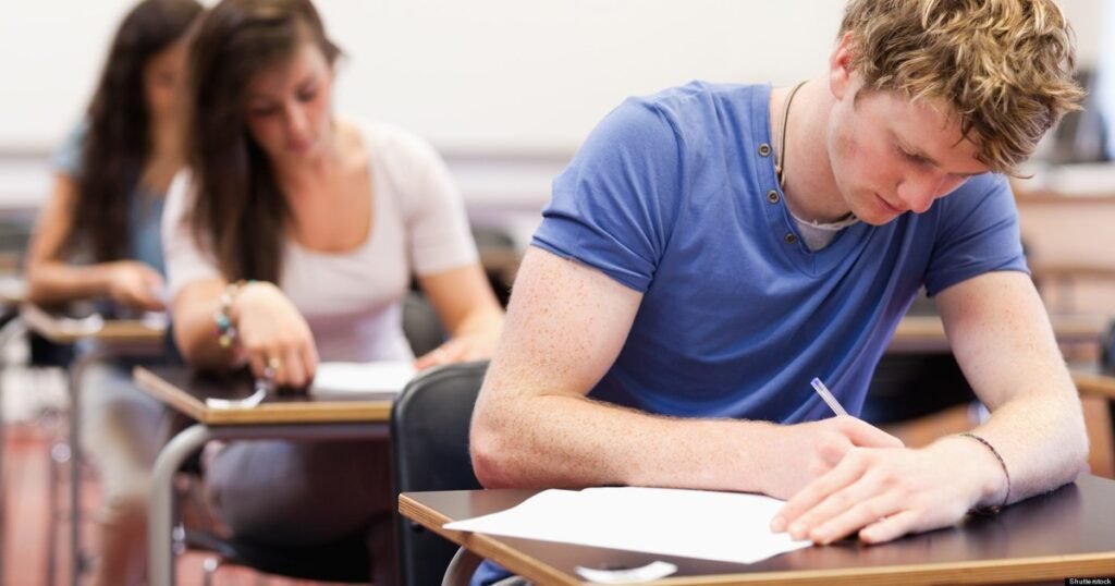 Bacalaureatul de toamnă 2025 continuă cu proba obligatorie a profilului. Elevii susțin examenul de Istorie sau Matematică