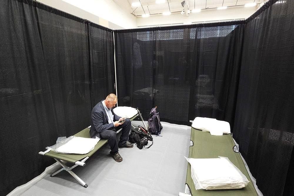 Balamucul din Alaska: Delegații dorm în cămine studențești, iar jurnaliștii ruși s-au cazat pe… stadion. Ironia supremă e masa din avion (Video) Balamucul din Alaska: Delegații dorm în cămine studențești, iar jurnaliștii ruși s-au cazat pe... stadion. Ironia supremă e masa din avion (Video)