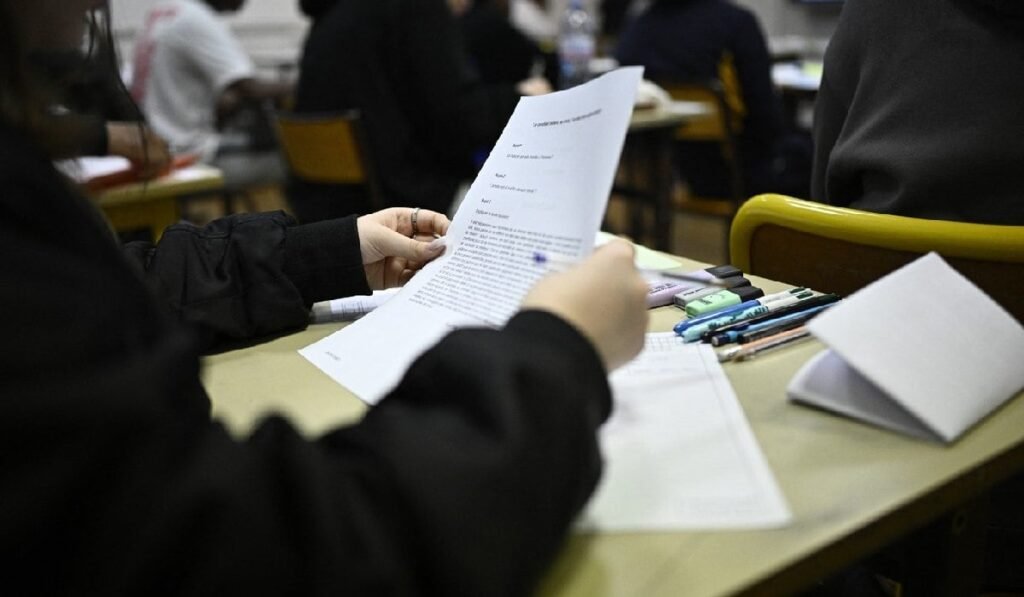 Un elev citește subiectul la începutul probei de filosofie din cadrul examenelor de bacalaureat