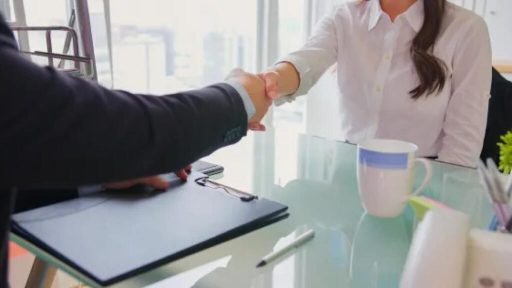 Bătaie pe posturile de şefi din Ministerul Economiei. Peste 600 de CV-uri primite în 24 de ore Bătaie pe posturile de şefi din Ministerul Economiei. Peste 600 de CV-uri primite în 24 de ore