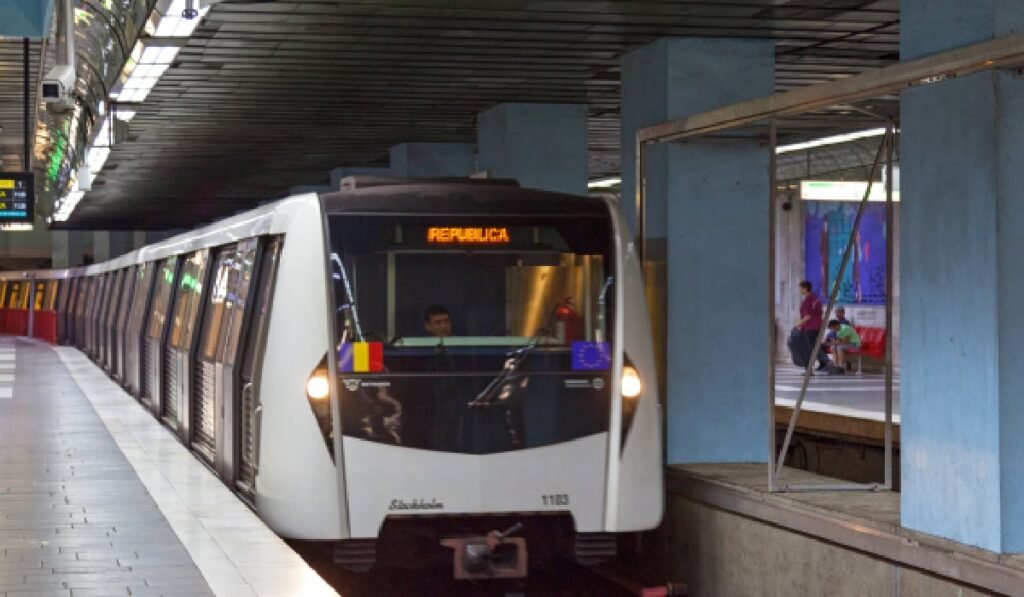 Biletele de metrou și STB se scumpesc. Află de când și cu cât Metroul sosind într-o stație de metrou din București