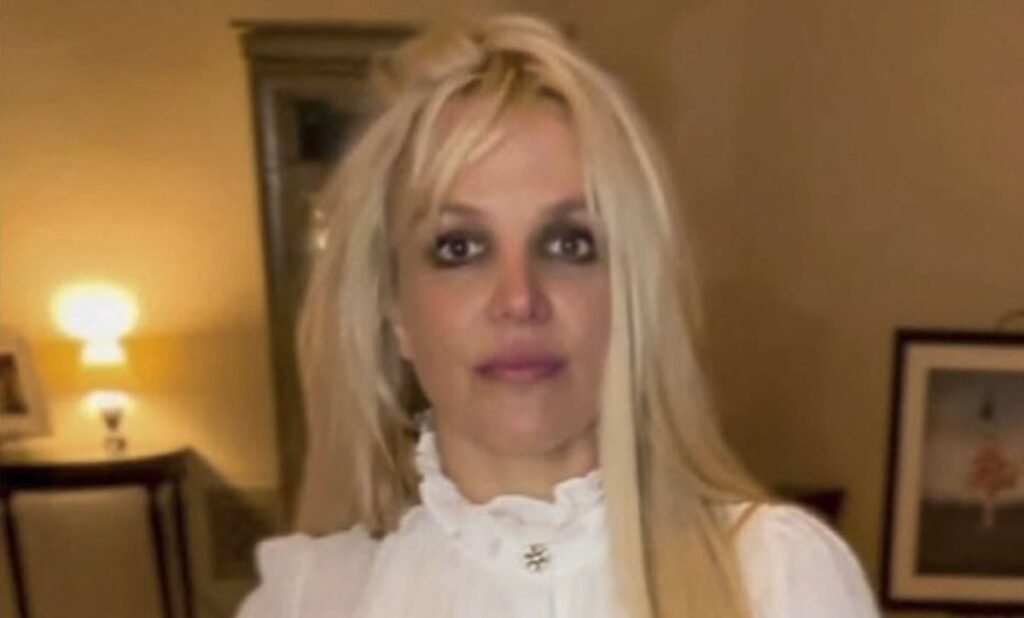Britney Spears a pozat complet goală și încălțată cu cizme înalte. Apariția vedetei i-a șocat pe fani, care sunt îngrijorați pentru ea