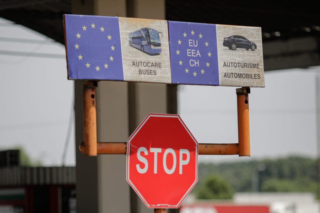 Bulgaria: Peste 90% dintre cei care parchează ilegal în zonele protejate sunt turiști români