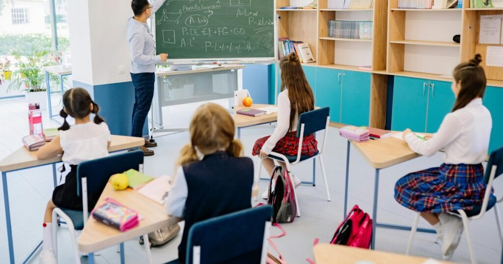 Când pot depune profesorii dosarele pentru plata cu ora. Din septembrie, tariful se înjumătățește