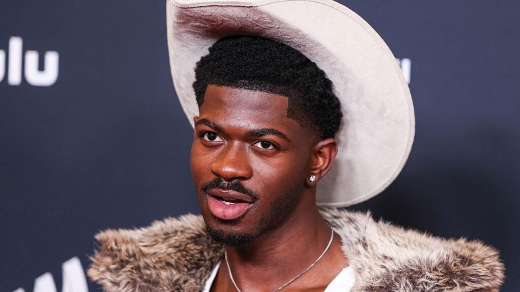 Cântăreț cunoscut, arestat pentru că a umblat pe străzile din LA în lenjerie intimă