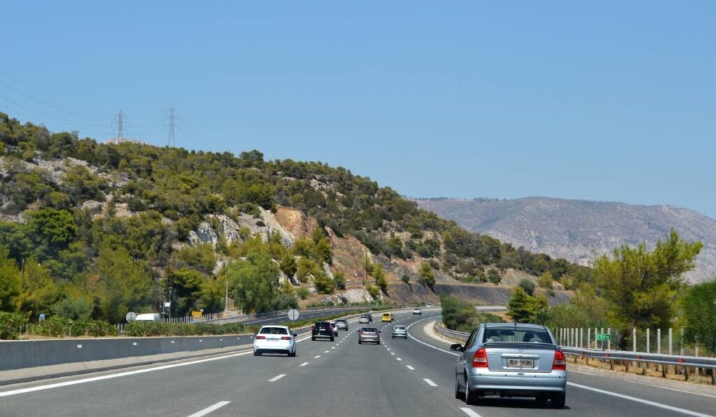 O autostrada din Grecia mașinile circulă pe drum, nu este aglomerat