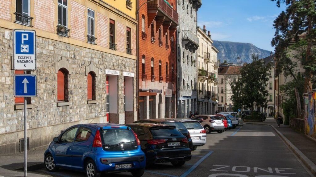 Mașini pe o stradă din Geneva