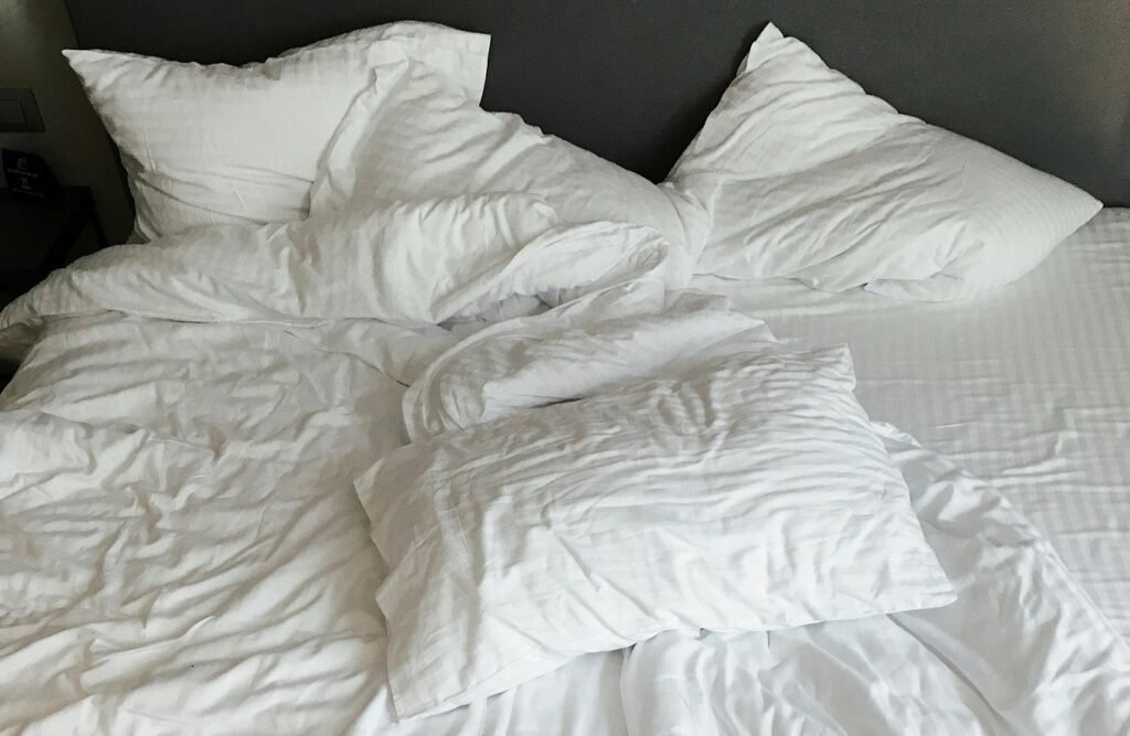 Ce este metoda scandinavă de somn, obiceiul care salvează relația de cuplu