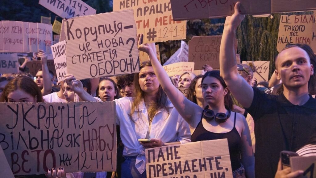 Ce i se reproșează președintelui Ucrainei? Încrederea ucrainenilor în Zelenski a scăzut la 58% Kiev, 23 iulie: manifestație împotriva legii care plasează două birouri anticorupție sub controlul procurorului general Foto: Profimedia