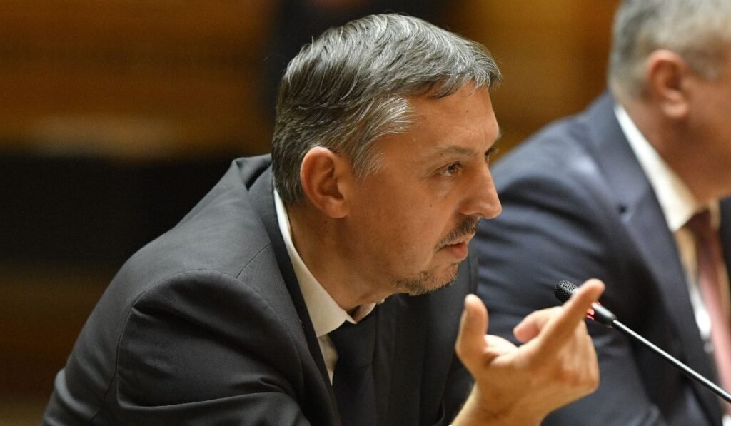 Daniel David, propus pentru portofoliul Educatiei in guvernul Ilie Bolojan (nu se afla in imagine), este audiat in comisia de specialitate a Parlamentului, luni, 23 iunie 2025, in Bucuresti.