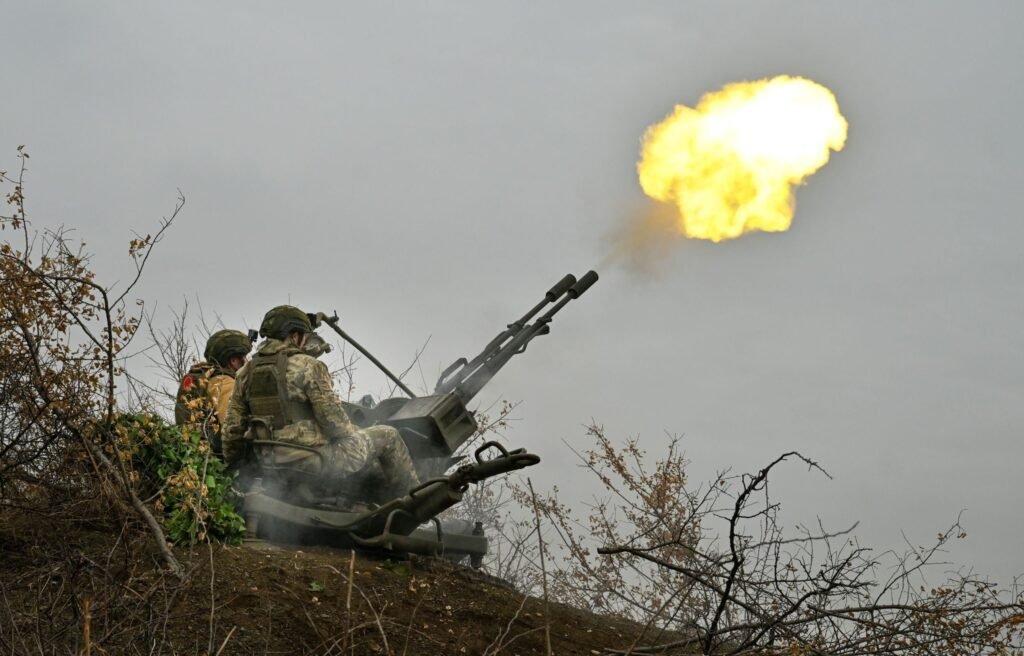 Doi soldați ruși trag cu mitraliera asupra unei ținte inamice aflată în zbor, noiembrie 2024