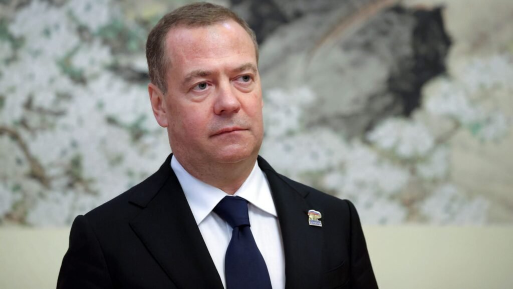 Imagine cu Dmitri Medvedev. Fostul președinte rus poartă un sacou negru, o cămașă albă și o cravată albastru închis