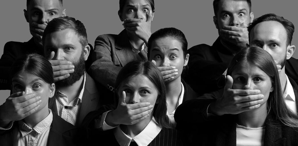 Păstrați tăcerea. Portrete alb-negru ale unor tineri cu mâinile închise la gură și nepermițându-le să vorbească. Drepturile omului, libertatea de exprimare, cenzură și conceptul de probleme sociale