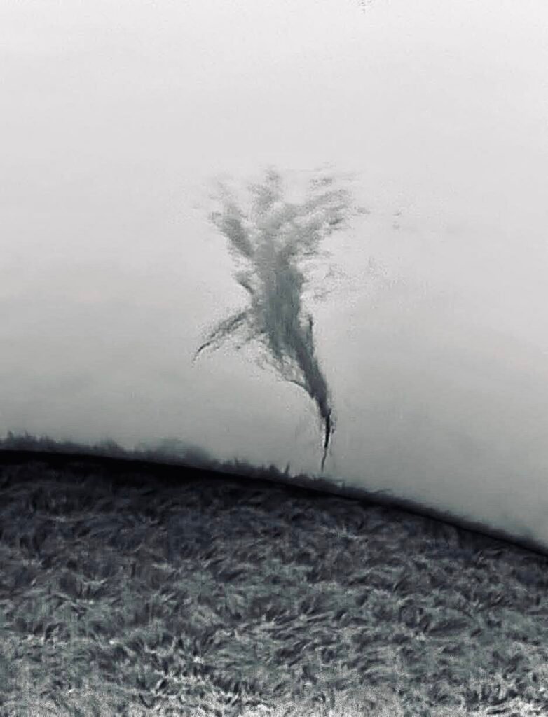 Cercetători români au surprins imagini cu o ejecție de masă coronală și o tornadă solară Cercetători români au surprins imagini cu o ejecție de masă coronală și o tornadă solară