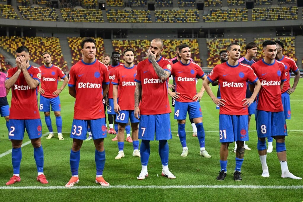 Fotbalistii ros-albastrii Valentin Cretu, Risto Radunovic, Dennis Politic, Denis Alibec, Daniel Graovac, Juri Cisotti, David Raul Miculescu si Adrian Gheorghe Șut saluta galeria dupa meciul de fotbal dintre FCSB si KF Shkendija, contand pentru Preliminariile Ligii Campionilor, desfasurat pe Arena Nationala din Bucuresti, miercuri 30 iulie 2025. © FOTO:Razvan Pasarica/SPORT PICTURES