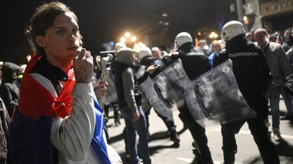 Ciocniri violente de stradă, în Serbia Ciocniri violente de stradă, în Serbia