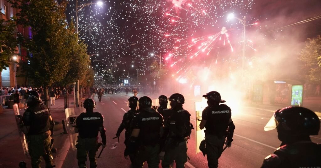 Ciocniri violente în timpul protestelor antiguvernamentale din Serbia Ciocniri violente în timpul protestelor antiguvernamentale din Serbia