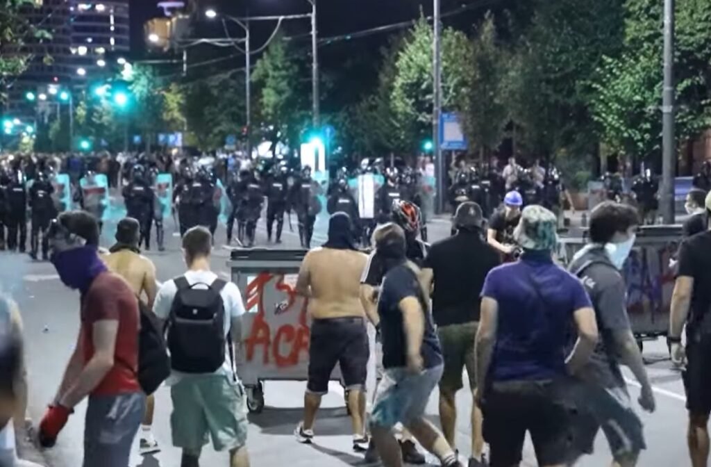 Ciocniri violente la protestele anti-guvernamentale din Serbia. Poliția, acuzată de brutalitate împotriva manifestanților (Video)