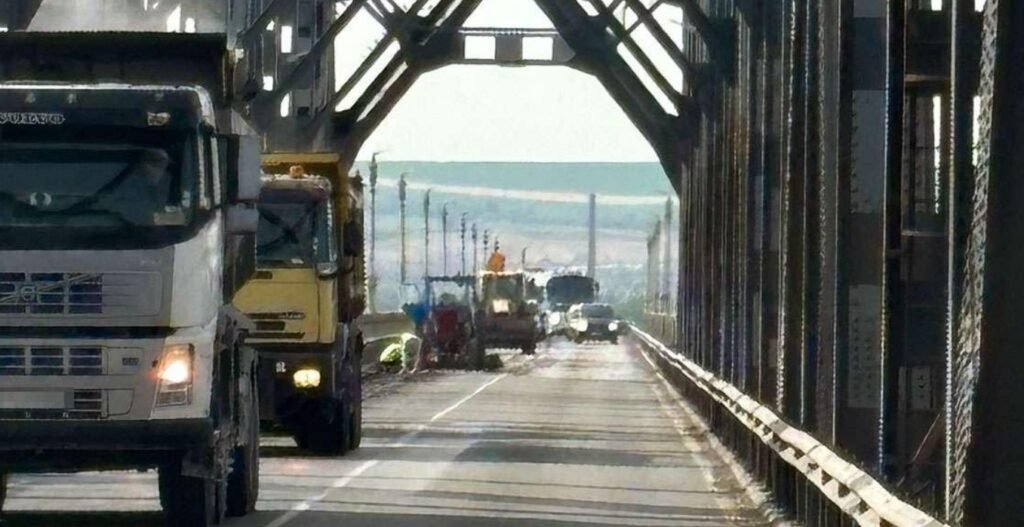 Coloană de mașini la ieșirea din țară pe la Giurgiu. Trafic în creștere spre litoral