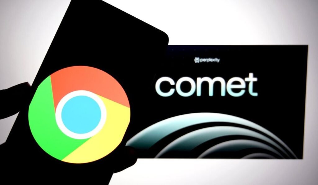 Logo-ul Google Chrome afișat pe ecranul unui smartphone care este ținut în fața unui fundal cu logo-ul Perplexity AI Comet.