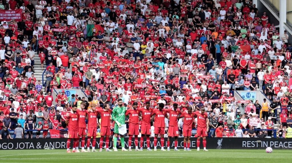 13 July 2025, United Kingdom, Preston: Liverpool players and fans observe a minute's silence in memory of Liverpool forward Diogo Jota ahead of a pre-season friendly soccer match between Preston North End and Liverpool at Deepdale Stadium in Preston. Photo: Martin Rickett/PA Wire/dpa