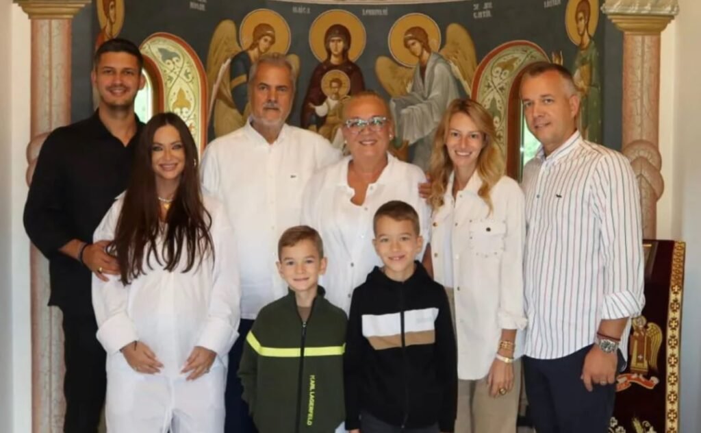 Adrian Năstase, bunic pentru a treia oară. Corina și Mihnea au devenit părinții unui băiețel, căruia i-au ales un nume special