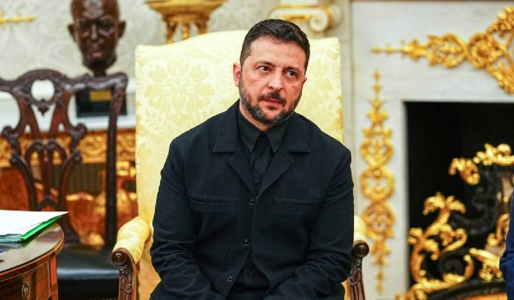 Volodimir Zelenski, îmbrăcat în costumul negru care a făcut furori, așezat pe un scaun din Biroul Oval de la Casa Albă
