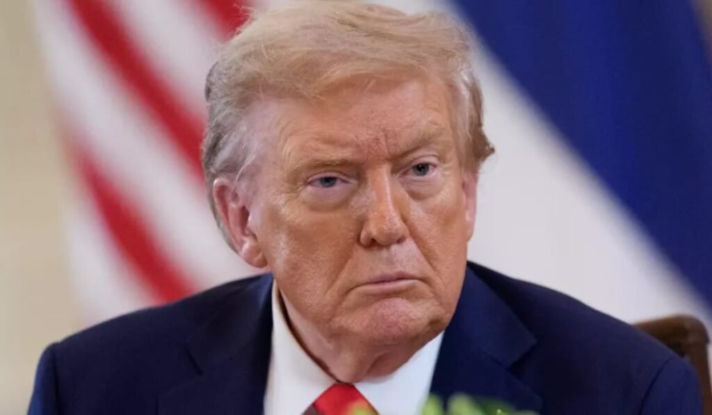 Cu ce este amenințată din nou China de către Donald Trump Donald Trump în timp ce stă serios