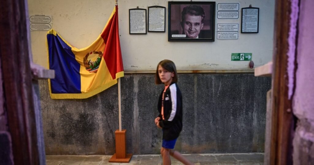 Cui folosește că mai mult de jumătate de țară crede că regimul impus de Moscova în România a fost bun? Nostalgie sau război hibrid?