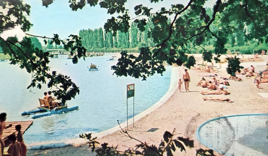 Ștrandul Tineretului din Timișoara în anii 60, atunci când s-a deschis și când era în mare vogă, piscinele sunt curate, zonele din jurul lor sunt înconjurate de nisip și verdeață