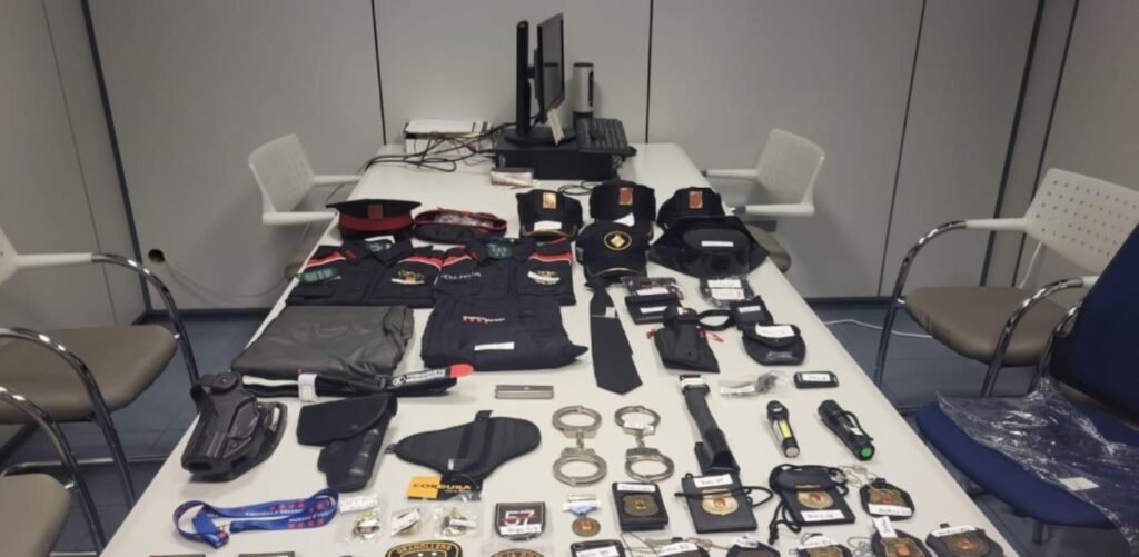 Femeia fura tot ce îî cădea în mână:legitimații, cătușe, arme etc.