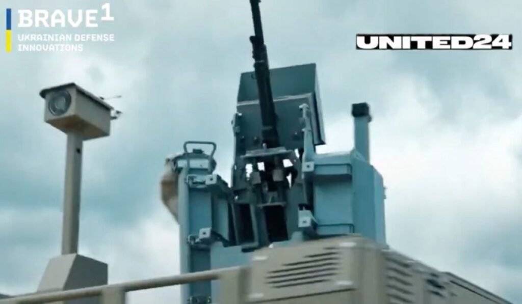 Turela ucraineană de culoare albastră, montată pe un eșafod de tragere.