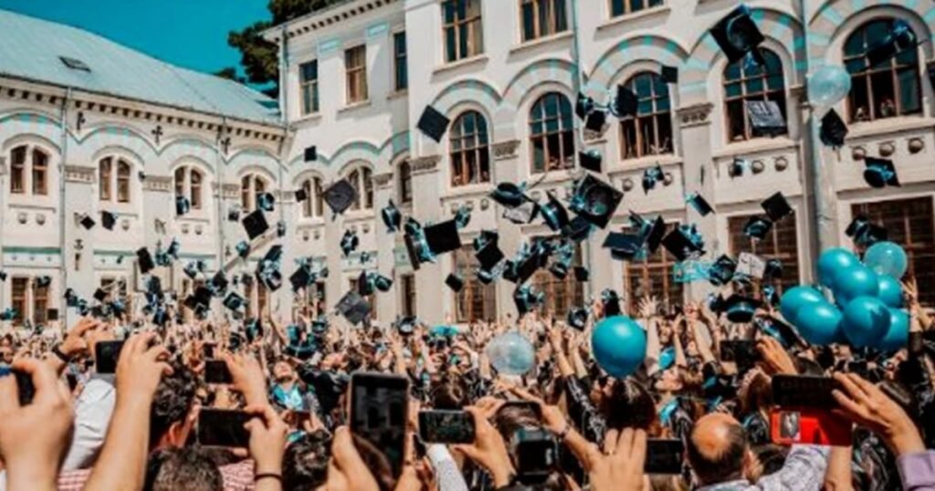 Cum își alungă România tinerii din universități: „Țara are nevoie de oameni care să lucreze cu mâinile, nu cu capul” Cum își alungă România tinerii din universități: „Țara are nevoie de oameni care să lucreze cu mâinile, nu cu capul”