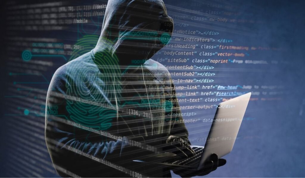 În imagine este o persoană îmbrăcată cu un hanorac cu gluga trasă pe cap, astfel încât fața nu i se vede clar. Persoana ține în mâini un laptop deschis. Peste imagine sunt suprapuse linii de cod scris în format HTML, cu multe cuvinte și simboluri în culori diferite, și o amprentă digitală stilizată de culoare albastră