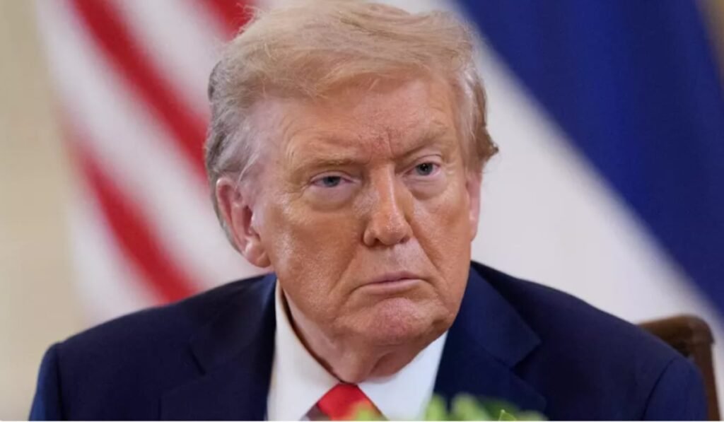 Donald Trump, președintele SUA, în timp ce stă serios