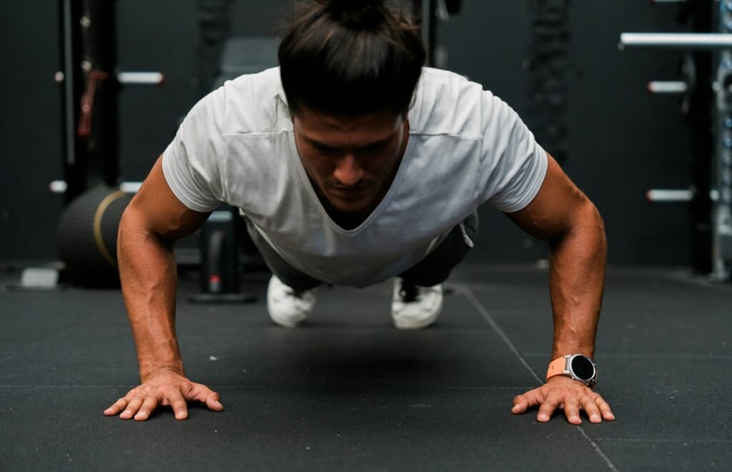 Dacă poți face aceste 7 exerciții la 30 sau 40 de ani, îți menții corpul mai tânăr decât majoritatea (Video)