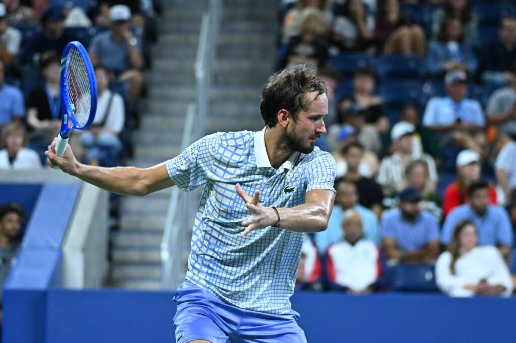 Daniil Medvedev a fost sancționat pentru comportament nepotrivit și abuz de rachetă la US Open. Ce amendă a primit