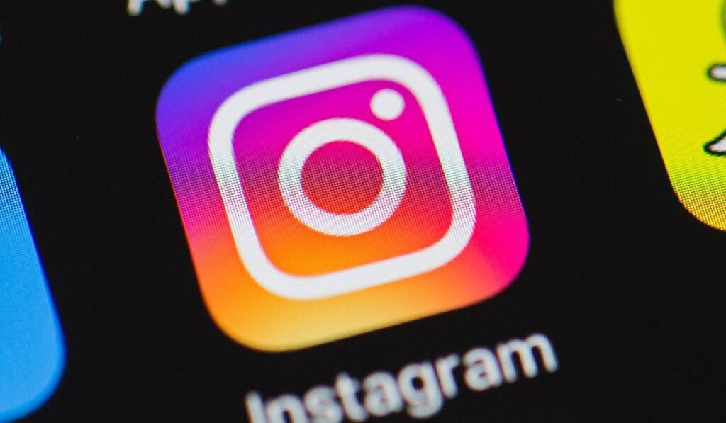 De ce este controversată o nouă funcție de pe Instagram. Adolescenții ar putea fi în pericol Pictograma Instagram pe ecranul unui telefon mobil