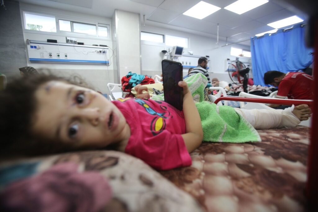 De ce imaginile cu ostaticul din Gaza care-și sapă mormântul nu le contrazic pe cele ale copiilor înfometați
